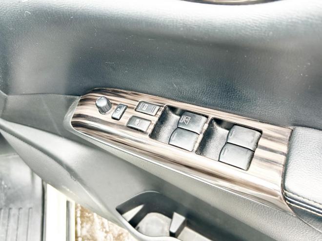 エルグランド2.5 250ハイウェイスター 4WD ローンが不安な方＜優遇ローン＞ 寒冷地仕様　純正ナビ　後席モニター　バックカメラ　両側パワースライド 4WD 2500 5Dr