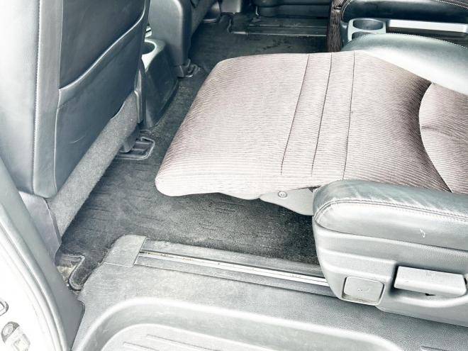 エルグランド2.5 250ハイウェイスター 4WD ローンが不安な方＜優遇ローン＞ 寒冷地仕様　純正ナビ　後席モニター　バックカメラ　両側パワースライド 4WD 2500 5Dr