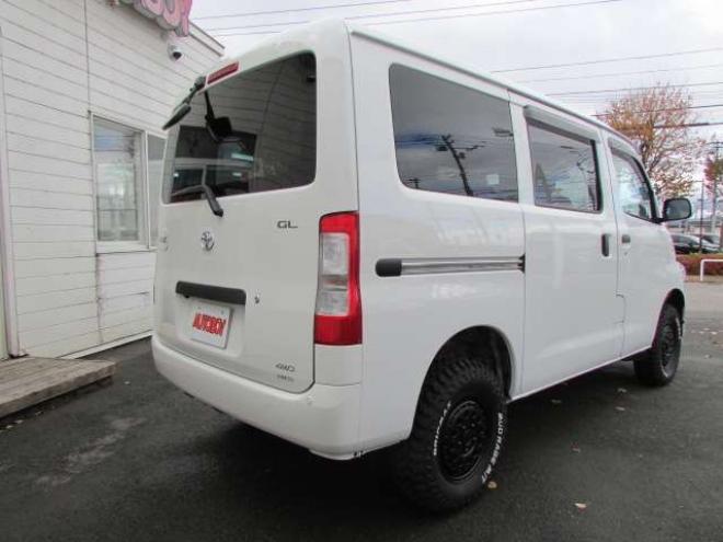 タウンエースバン1.5 GL 4WD　パートタイム4WD　ディスプレイオーディオ　リアヒーター　リアフォグ　GRIPMAX　MUDRAGE　M/Tホワイト　アイドリングストップ　横滑り防止　　フローティングビッグCarPlay対応　Bluetooth　社外14インチAW 1500