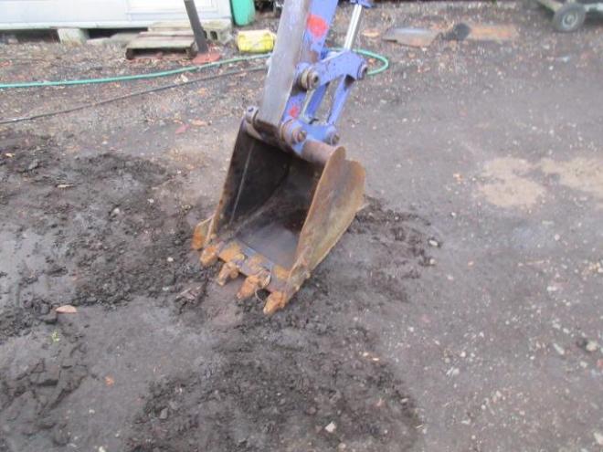 バックホーコマツPC28UU-2E