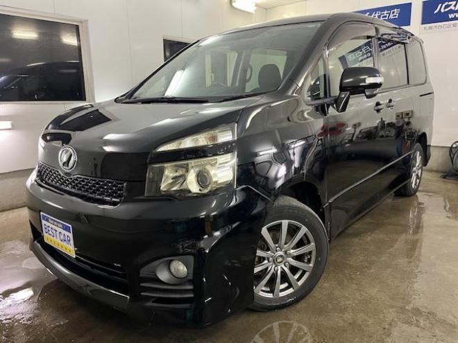 ヴォクシーＺＳ　本州仕入　ワンオーナー　禁煙車　ＷＡＫＯＳバリアスコーティング済　社外１６インチＡＷ　社外１５ＡＷ＋スタッドレスタイヤ付　パワースライドドア　純正ナビ　バックカメラ　ＰＵＳＨスタート　スマートキー　パドルシフト　ＨＩＤヘッドライト　ＡＣ１００Ｖ電源　タイミングチェーン　ＥＴＣ 4WD 2000 5Dr