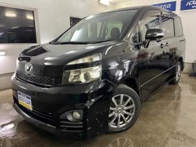 ヴォクシー　ＺＳ　本州仕入　ワンオーナー　禁煙車　ＷＡＫＯＳバリアスコーティング済　社外１６インチＡＷ　社外１５ＡＷ＋スタッドレスタイヤ付　パワースライドドア　純正ナビ　バックカメラ　ＰＵＳＨスタート　スマートキー　パドルシフト　ＨＩＤヘッドライト　ＡＣ１００Ｖ電源　タイミングチェーン　ＥＴＣ 4WD 2000 5Dr