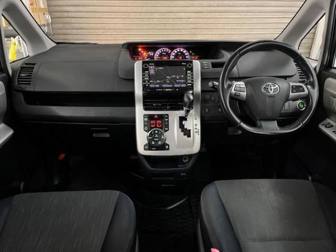 ヴォクシーＺＳ　本州仕入　ワンオーナー　禁煙車　ＷＡＫＯＳバリアスコーティング済　社外１６インチＡＷ　社外１５ＡＷ＋スタッドレスタイヤ付　パワースライドドア　純正ナビ　バックカメラ　ＰＵＳＨスタート　スマートキー　パドルシフト　ＨＩＤヘッドライト　ＡＣ１００Ｖ電源　タイミングチェーン　ＥＴＣ 4WD 2000 5Dr