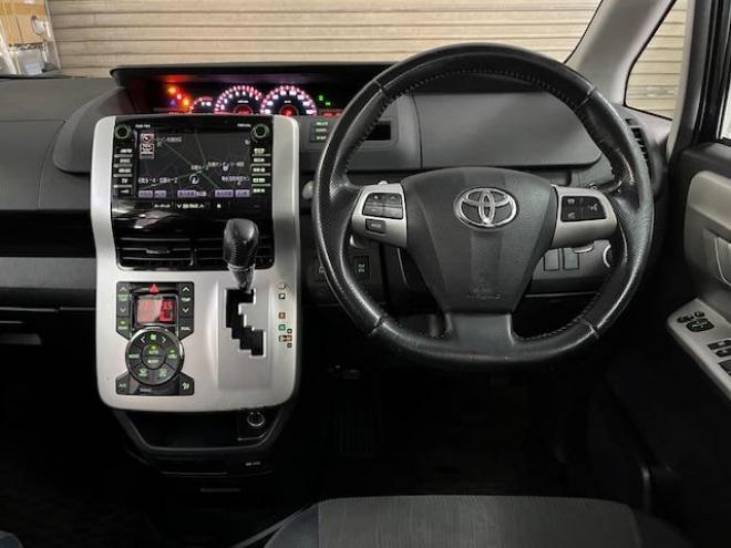 ヴォクシーＺＳ　本州仕入　ワンオーナー　禁煙車　ＷＡＫＯＳバリアスコーティング済　社外１６インチＡＷ　社外１５ＡＷ＋スタッドレスタイヤ付　パワースライドドア　純正ナビ　バックカメラ　ＰＵＳＨスタート　スマートキー　パドルシフト　ＨＩＤヘッドライト　ＡＣ１００Ｖ電源　タイミングチェーン　ＥＴＣ 4WD 2000 5Dr