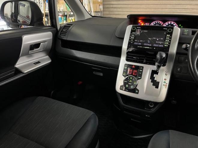 ヴォクシーＺＳ　本州仕入　ワンオーナー　禁煙車　ＷＡＫＯＳバリアスコーティング済　社外１６インチＡＷ　社外１５ＡＷ＋スタッドレスタイヤ付　パワースライドドア　純正ナビ　バックカメラ　ＰＵＳＨスタート　スマートキー　パドルシフト　ＨＩＤヘッドライト　ＡＣ１００Ｖ電源　タイミングチェーン　ＥＴＣ 4WD 2000 5Dr