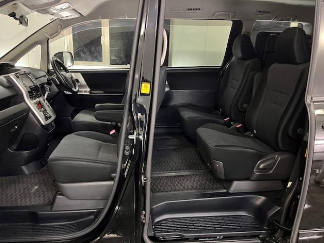 ヴォクシーＺＳ　本州仕入　ワンオーナー　禁煙車　ＷＡＫＯＳバリアスコーティング済　社外１６インチＡＷ　社外１５ＡＷ＋スタッドレスタイヤ付　パワースライドドア　純正ナビ　バックカメラ　ＰＵＳＨスタート　スマートキー　パドルシフト　ＨＩＤヘッドライト　ＡＣ１００Ｖ電源　タイミングチェーン　ＥＴＣ 4WD 2000 5Dr