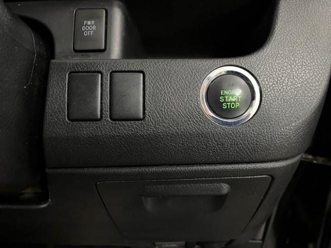 ヴォクシーＺＳ　本州仕入　ワンオーナー　禁煙車　ＷＡＫＯＳバリアスコーティング済　社外１６インチＡＷ　社外１５ＡＷ＋スタッドレスタイヤ付　パワースライドドア　純正ナビ　バックカメラ　ＰＵＳＨスタート　スマートキー　パドルシフト　ＨＩＤヘッドライト　ＡＣ１００Ｖ電源　タイミングチェーン　ＥＴＣ 4WD 2000 5Dr