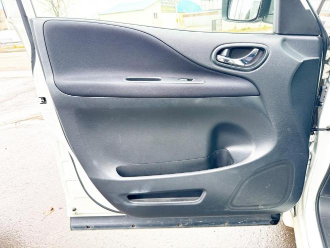 セレナ2.0Hスター Vエアロセレクション 4WD　ローンが不安な方＜優遇ローン＞　本州仕入　寒冷地仕様　エアロ　社外SDナビ　フルセグTV　両側パワースライド 4WD 2000 5Dr