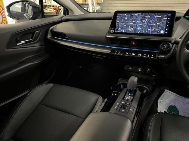 プリウスＺ　ワンオーナー　トヨタセーフティセンス　寒冷地仕様　禁煙車　純正１９インチＡＷ　社外１７ＡＷ＋スタッドレスタイヤ付　　純正ブラックレザーシート　純正ナビ（フルセグ地デジ　Ｂｌｕｅｔｏｏｔｈ対応）＋バックカメラ＋全方位カメラ　パワーバックドア　プリクラッシュセーフティ　レーダークルーズコントロール　純正エンジンスターター　シートヒーター＆クーラー　ドラレコ　ステアリングヒーター　パワーシート　ＥＴＣ 4WD 2000 4Dr