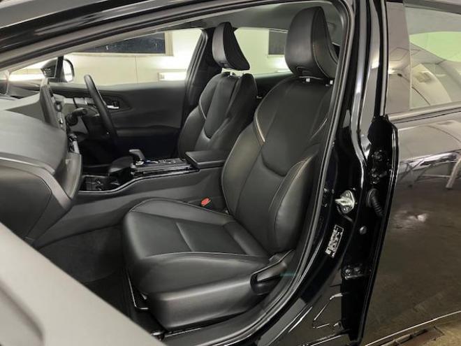 プリウスＺ　ワンオーナー　トヨタセーフティセンス　寒冷地仕様　禁煙車　純正１９インチＡＷ　社外１７ＡＷ＋スタッドレスタイヤ付　　純正ブラックレザーシート　純正ナビ（フルセグ地デジ　Ｂｌｕｅｔｏｏｔｈ対応）＋バックカメラ＋全方位カメラ　パワーバックドア　プリクラッシュセーフティ　レーダークルーズコントロール　純正エンジンスターター　シートヒーター＆クーラー　ドラレコ　ステアリングヒーター　パワーシート　ＥＴＣ 4WD 2000 4Dr