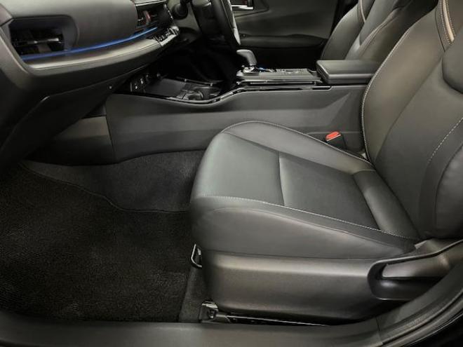 プリウスＺ　ワンオーナー　トヨタセーフティセンス　寒冷地仕様　禁煙車　純正１９インチＡＷ　社外１７ＡＷ＋スタッドレスタイヤ付　　純正ブラックレザーシート　純正ナビ（フルセグ地デジ　Ｂｌｕｅｔｏｏｔｈ対応）＋バックカメラ＋全方位カメラ　パワーバックドア　プリクラッシュセーフティ　レーダークルーズコントロール　純正エンジンスターター　シートヒーター＆クーラー　ドラレコ　ステアリングヒーター　パワーシート　ＥＴＣ 4WD 2000 4Dr