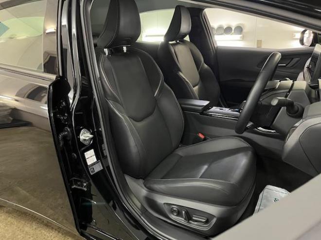 プリウスＺ　ワンオーナー　トヨタセーフティセンス　寒冷地仕様　禁煙車　純正１９インチＡＷ　社外１７ＡＷ＋スタッドレスタイヤ付　　純正ブラックレザーシート　純正ナビ（フルセグ地デジ　Ｂｌｕｅｔｏｏｔｈ対応）＋バックカメラ＋全方位カメラ　パワーバックドア　プリクラッシュセーフティ　レーダークルーズコントロール　純正エンジンスターター　シートヒーター＆クーラー　ドラレコ　ステアリングヒーター　パワーシート　ＥＴＣ 4WD 2000 4Dr