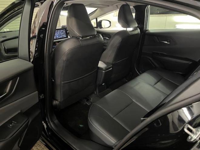 プリウスＺ　ワンオーナー　トヨタセーフティセンス　寒冷地仕様　禁煙車　純正１９インチＡＷ　社外１７ＡＷ＋スタッドレスタイヤ付　　純正ブラックレザーシート　純正ナビ（フルセグ地デジ　Ｂｌｕｅｔｏｏｔｈ対応）＋バックカメラ＋全方位カメラ　パワーバックドア　プリクラッシュセーフティ　レーダークルーズコントロール　純正エンジンスターター　シートヒーター＆クーラー　ドラレコ　ステアリングヒーター　パワーシート　ＥＴＣ 4WD 2000 4Dr