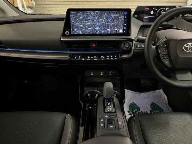 プリウスＺ　ワンオーナー　トヨタセーフティセンス　寒冷地仕様　禁煙車　純正１９インチＡＷ　社外１７ＡＷ＋スタッドレスタイヤ付　　純正ブラックレザーシート　純正ナビ（フルセグ地デジ　Ｂｌｕｅｔｏｏｔｈ対応）＋バックカメラ＋全方位カメラ　パワーバックドア　プリクラッシュセーフティ　レーダークルーズコントロール　純正エンジンスターター　シートヒーター＆クーラー　ドラレコ　ステアリングヒーター　パワーシート　ＥＴＣ 4WD 2000 4Dr