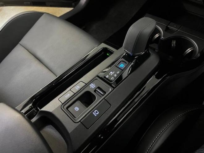 プリウスＺ　ワンオーナー　トヨタセーフティセンス　寒冷地仕様　禁煙車　純正１９インチＡＷ　社外１７ＡＷ＋スタッドレスタイヤ付　　純正ブラックレザーシート　純正ナビ（フルセグ地デジ　Ｂｌｕｅｔｏｏｔｈ対応）＋バックカメラ＋全方位カメラ　パワーバックドア　プリクラッシュセーフティ　レーダークルーズコントロール　純正エンジンスターター　シートヒーター＆クーラー　ドラレコ　ステアリングヒーター　パワーシート　ＥＴＣ 4WD 2000 4Dr