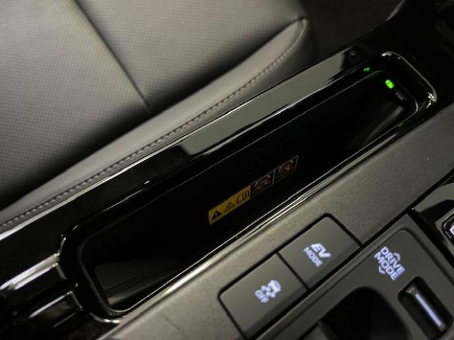 プリウスＺ　ワンオーナー　トヨタセーフティセンス　寒冷地仕様　禁煙車　純正１９インチＡＷ　社外１７ＡＷ＋スタッドレスタイヤ付　　純正ブラックレザーシート　純正ナビ（フルセグ地デジ　Ｂｌｕｅｔｏｏｔｈ対応）＋バックカメラ＋全方位カメラ　パワーバックドア　プリクラッシュセーフティ　レーダークルーズコントロール　純正エンジンスターター　シートヒーター＆クーラー　ドラレコ　ステアリングヒーター　パワーシート　ＥＴＣ 4WD 2000 4Dr