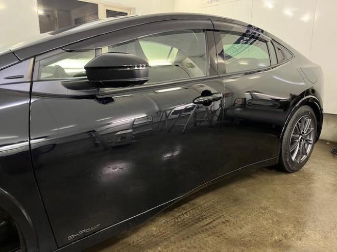 プリウスＺ　ワンオーナー　トヨタセーフティセンス　寒冷地仕様　禁煙車　純正１９インチＡＷ　社外１７ＡＷ＋スタッドレスタイヤ付　　純正ブラックレザーシート　純正ナビ（フルセグ地デジ　Ｂｌｕｅｔｏｏｔｈ対応）＋バックカメラ＋全方位カメラ　パワーバックドア　プリクラッシュセーフティ　レーダークルーズコントロール　純正エンジンスターター　シートヒーター＆クーラー　ドラレコ　ステアリングヒーター　パワーシート　ＥＴＣ 4WD 2000 4Dr