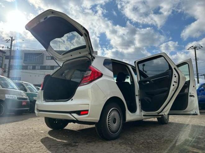 フィット1.5 ハイブリッド F 4WD　純正ナビ　バックカメラ　ETC　パワステ　パワーウィンドウ　ABS　キーレスエントリー 1500