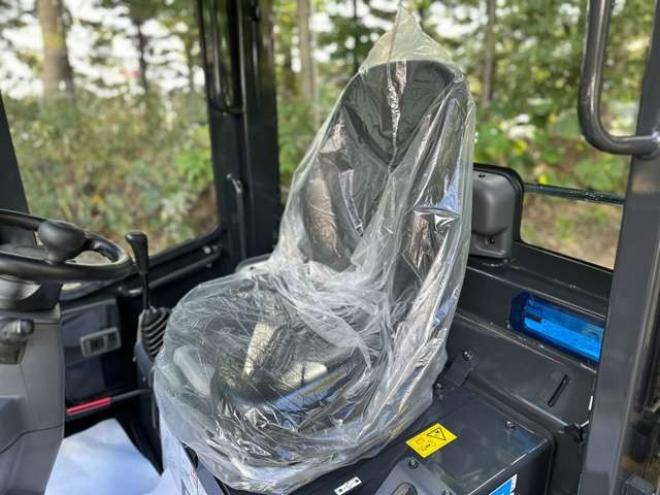 ホイールローダコマツ　WA30-6E0　18h 除雪仕様　純正キャビン　ヒーター　デフロスタ　純正AM/FMラジオ　FRワイパー　LED作業灯　スパイクタイヤ 2WD 1640