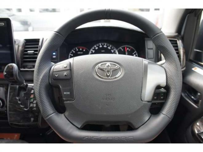 レジアスエース2.8 スーパーGL ダークプライム ロングボディ ディーゼルターボ 4WD　415COBRAコンプリート車両　ファントムヘッドライトシステム&ファントムゴールド18インチホイール&フェイスリフトキット&フルエアロ&フローティングリップ&ローフォルムフェンダー　玄武2インチダウンブロック 2800