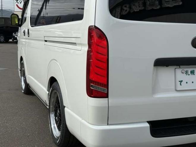 ハイエースバン2.8ダークプライムIIマルチロールトランスポータータイプIロングディーゼルターボ4WD　寒冷地仕様　ワンオーナー　ESSEX　ENCM17インチアルミ　ヨコハマパラダ　ESSEXフロントリップスポイラー　ローフォルムフェンダー　ローダウン　パワースライドドア　LEDテールランプ 2800