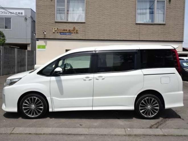 ノア2.0 Si 4WD　本州車　保証1年 4WD　両側パワースライドドア　社外ナビ　地デジ　スマートキー　プッシュスタート　LEDヘッドライト　社外18インチアルミ　　アイドリングストップ　ビルトインETC 2000