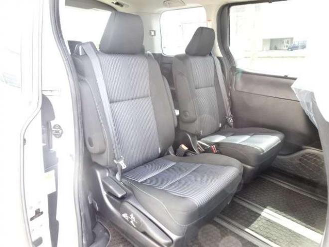 ノア2.0 Si 4WD　本州車　保証1年 4WD　両側パワースライドドア　社外ナビ　地デジ　スマートキー　プッシュスタート　LEDヘッドライト　社外18インチアルミ　　アイドリングストップ　ビルトインETC 2000