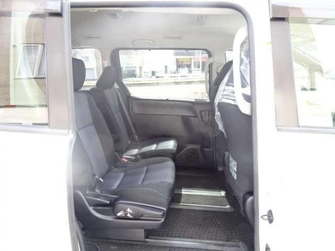 ノア2.0 Si 4WD　本州車　保証1年 4WD　両側パワースライドドア　社外ナビ　地デジ　スマートキー　プッシュスタート　LEDヘッドライト　社外18インチアルミ　　アイドリングストップ　ビルトインETC 2000