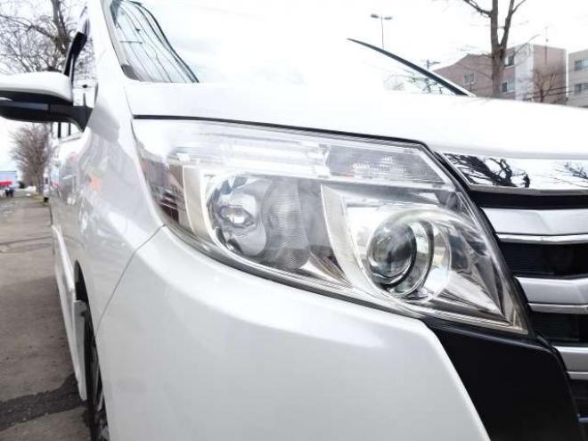 ノア2.0 Si 4WD　本州車　保証1年 4WD　両側パワースライドドア　社外ナビ　地デジ　スマートキー　プッシュスタート　LEDヘッドライト　社外18インチアルミ　　アイドリングストップ　ビルトインETC 2000