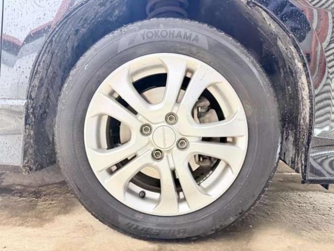 フィットシャトルハイブリッド1.3　下廻防錆TVナビBカメETC夏冬タイヤ 2WD 1300