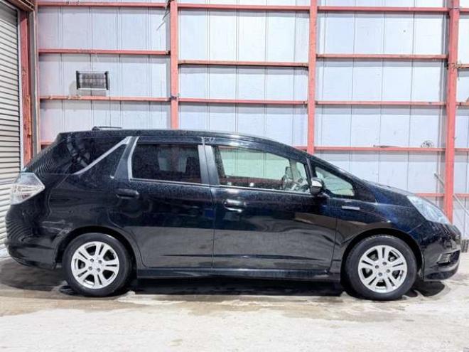 フィットシャトルハイブリッド1.3　下廻防錆TVナビBカメETC夏冬タイヤ 2WD 1300