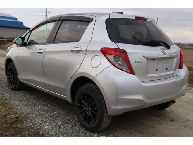 ヴィッツ1.3 F 4WD　検2年　自社　ローンカノウ 1300