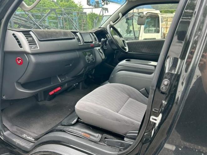 ハイエースバン　スーパーＧＬ　ＥＴＣ　バックカメラ　ナビ　両側スライドドア　ＡＴ　アルミホイール　エアコン　パワーウィンドウ　運転席エアバッグ 4WD 3000(D) 5Dr