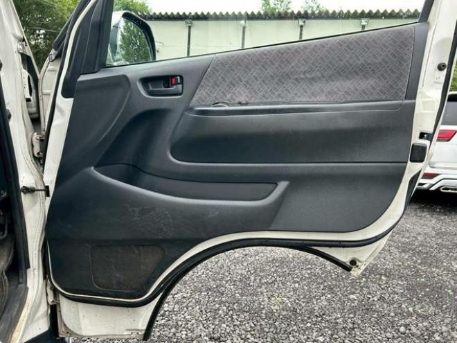 ハイエースバン　４ＷＤ　バックカメラ　ナビ　両側スライドドア　パワーウィンドウ　運転席エアバッグ 4WD 3000(D) 5Dr