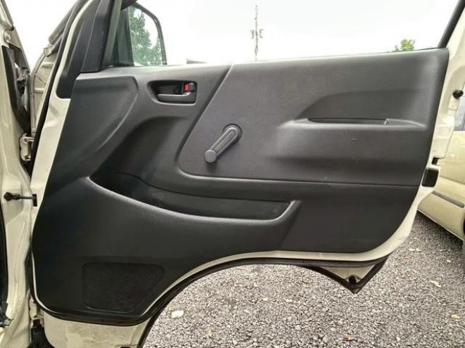 ハイエースバン　４ＷＤ　ＥＴＣ　ナビ　両側スライドドア　ＡＴ　ミュージックプレイヤー接続可　エアコン　運転席エアバッグ 4WD 3000(D) 5Dr