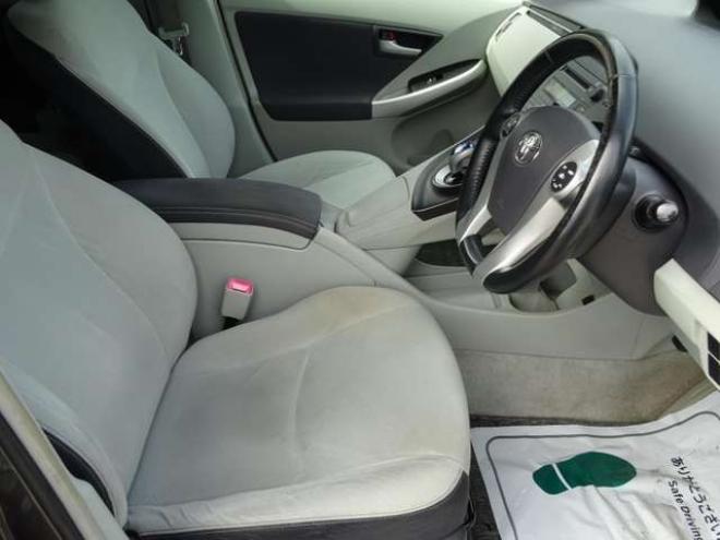 プリウス1.8 S LEDエディション　ETC・禁煙車・LEDヘッドライト・寒冷地仕様・夏冬タイヤ付き 2WD 1800