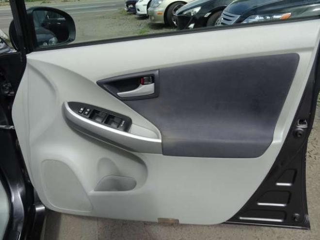 プリウス1.8 S LEDエディション　ETC・禁煙車・LEDヘッドライト・寒冷地仕様・夏冬タイヤ付き 2WD 1800