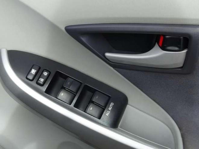 プリウス1.8 S LEDエディション　ETC・禁煙車・LEDヘッドライト・寒冷地仕様・夏冬タイヤ付き 2WD 1800