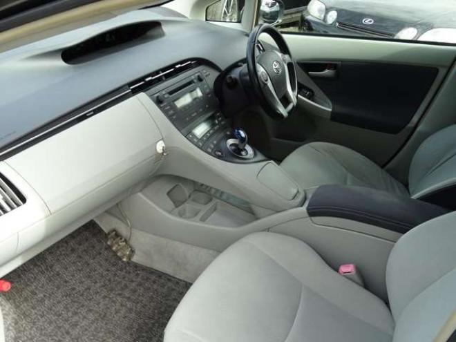 プリウス1.8 S LEDエディション　ETC・禁煙車・LEDヘッドライト・寒冷地仕様・夏冬タイヤ付き 2WD 1800