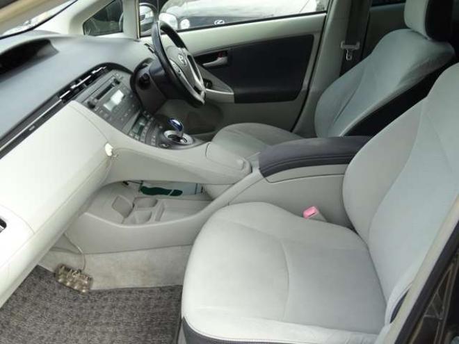 プリウス1.8 S LEDエディション　ETC・禁煙車・LEDヘッドライト・寒冷地仕様・夏冬タイヤ付き 2WD 1800