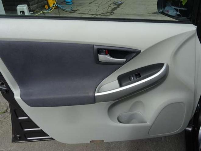 プリウス1.8 S LEDエディション　ETC・禁煙車・LEDヘッドライト・寒冷地仕様・夏冬タイヤ付き 2WD 1800