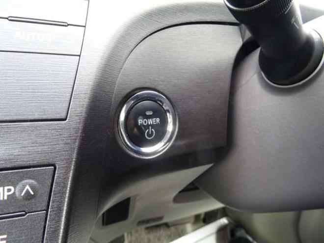 プリウス1.8 S LEDエディション　ETC・禁煙車・LEDヘッドライト・寒冷地仕様・夏冬タイヤ付き 2WD 1800