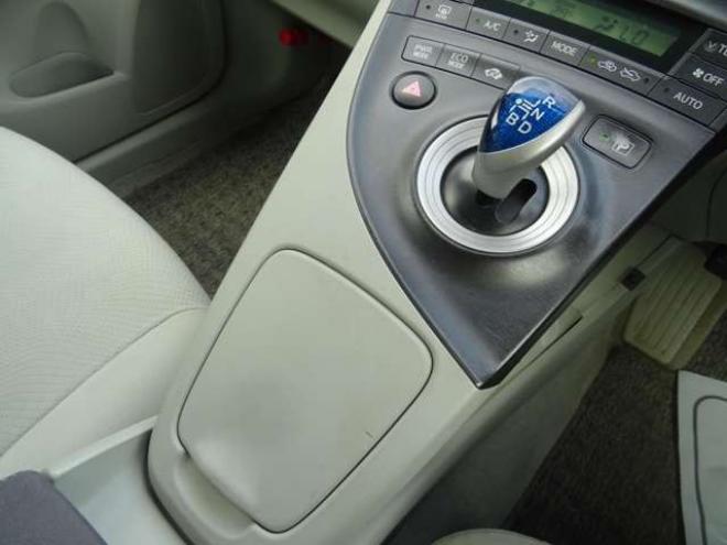 プリウス1.8 S LEDエディション　ETC・禁煙車・LEDヘッドライト・寒冷地仕様・夏冬タイヤ付き 2WD 1800