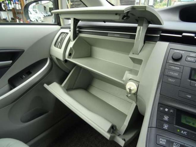 プリウス1.8 S LEDエディション　ETC・禁煙車・LEDヘッドライト・寒冷地仕様・夏冬タイヤ付き 2WD 1800