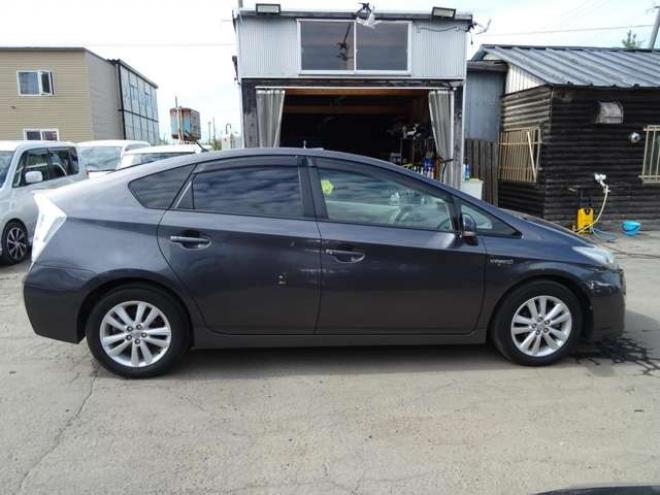 プリウス1.8 S LEDエディション　ETC・禁煙車・LEDヘッドライト・寒冷地仕様・夏冬タイヤ付き 2WD 1800