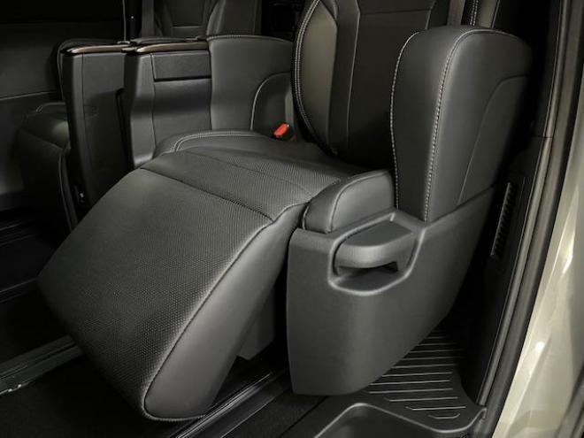 アルファードＺ　本州仕入　寒冷地仕様　禁煙車　トヨタセーフティセンス　左右独立ムーンルーフ　レーダークルーズ　レーントレーシング　純正１８インチＡＷ　ＴＯＹＯ製新品スタッドレスタイヤ　純正ナビ（フルセグ地デジ　Ｂｌｕｅｔｏｏｔｈ　Ｍｉｒａｃａｓｔ）＋バックカメラ＋全方位カメラ　両側パワースライドドア　パワーバックドア　純正ブラックレザーシート　ヘッドアップディスプレイ　電動オットマン　ＬＥＤヘッドライト　デジタルインナーミラー　シートヒーター＆クーラー　前後ドライブレコーダー　ＥＴＣ  4WD 2500 5Dr