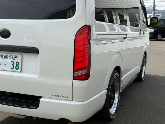 ハイエースバン2.8ダークプライムIIマルチロールトランスポータータイプIロングディーゼルターボ4WD　寒冷地仕様　ワンオーナー　ESSEX　ENCM17インチアルミ　ヨコハマパラダ　ESSEXフロントリップスポイラー　ローフォルムフェンダー　ローダウン　パワースライドドア　LEDテールランプ 2800