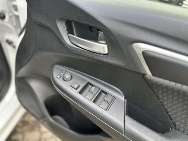 フィット1.5 ハイブリッド F 4WD　純正ナビ　バックカメラ　ETC　パワステ　パワーウィンドウ　ABS　キーレスエントリー 1500