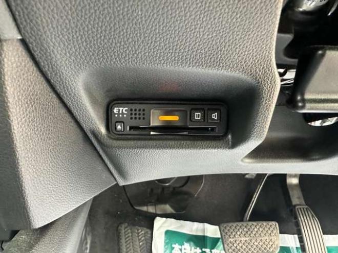 フィット1.5 ハイブリッド F 4WD　純正ナビ　バックカメラ　ETC　パワステ　パワーウィンドウ　ABS　キーレスエントリー 1500