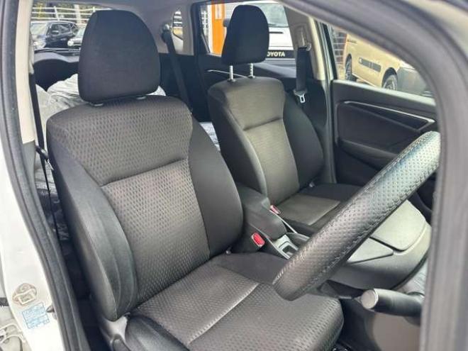 フィット1.5 ハイブリッド F 4WD　純正ナビ　バックカメラ　ETC　パワステ　パワーウィンドウ　ABS　キーレスエントリー 1500